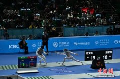 （粤港澳全运会）张家朗带领香港队连挫浙江队、江苏队跻身男子花剑团体金牌赛